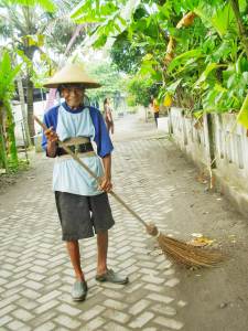 Mbah Wiro sang pahlawan kebersihan desa Tembi.. :)