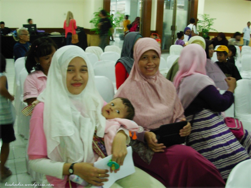 Mak Isti dan baby naura, Mak Ida Nur Laela dan Mak Icha lg negok Mak Siti Hairul yg sayangnya gak kliatan :)